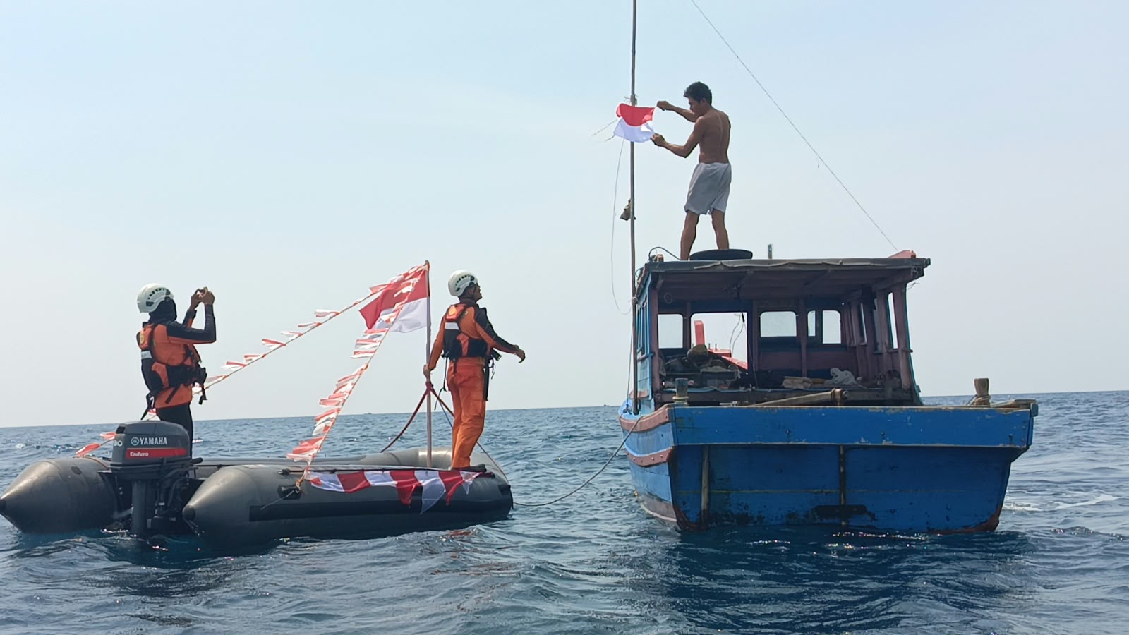 112 MIL MERAH PUTIH MENGARUNGI LAUT NATUNA, KANTOR PENCARIAN DAN PERTOLONGAN NATUNA PERKUAT SEMANGAT NASIONALISME DI UJUNG NEGERI.
