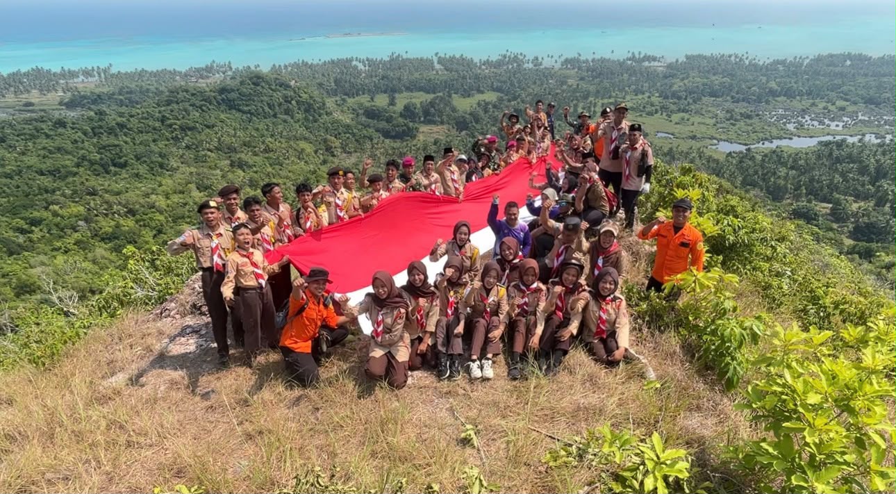 BENTANG BENDERA 20 METER DI PUNCAK BUKIT, SAR NATUNA GAUNGKAN SEMANGAT KEMERDEKAAN HINGGA KE PERBATASAN